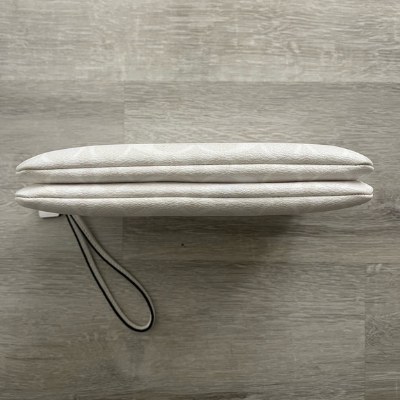 COACH - Double Zip Wallet In Signature Canvas Leather - Picture 3 of 8